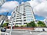 外観：シンプルでスッキリとしたスタイリッシュな佇まい。家族の成長を見守り続け、美しい未来へ導いてくれます。（空の加工を生成AIで行っています）