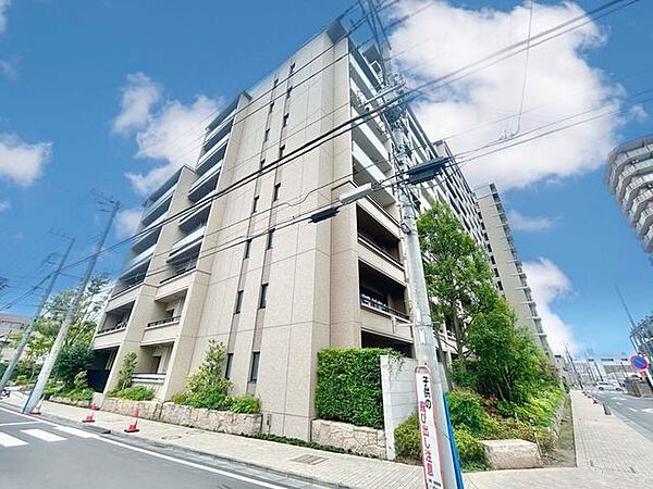優雅な立ち姿のお住まいは多様なライフスタイルをサポートし、上質な時間をお過ごしいただけます。（空の加工を生成AIで行っています）