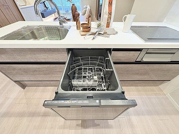 食器を洗っている間にお掃除など、様々なシーンで家事の時短に役立つビルトイン食洗機。