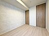寝室：ナチュラルカラーのフローリングのお部屋は、温かみを感じさせリラックスをもたらす効果があります。
