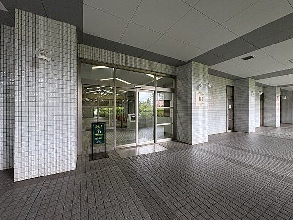 外と内をつなぐエントランスは、まさに顔となる場所。シンプルながらも上質な空間を作り出します。
