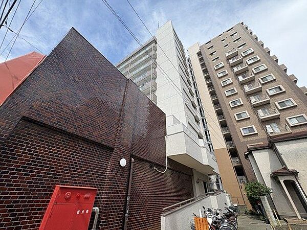 住まう方々が歳月をかけて育んだ豊かな歴史を感じるマンション。気品溢れる佇まいが暮らしを素敵に変える。