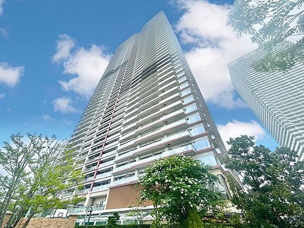 一日のはじまり、一日の終わり、お住まいは変わらずご家族を見守り、受け入れてくれます。（空の加工を生成AIで行っています）