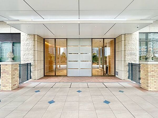 外と内をつなぐエントランスは、まさに顔となる場所。シンプルながらも上質な空間を作り出します。