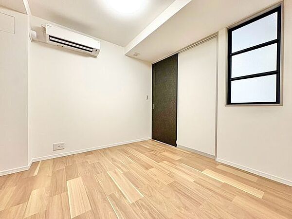 居心地のいい暮らしには欠かせない眩い採光。窓からこの空間に降り注ぐ採光が絶えません。