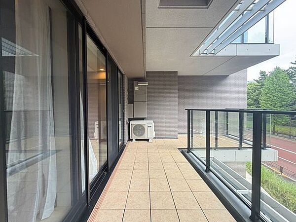 広々としたバルコニーに出た時には、頬をなでる優しい風を感じることが出来ます。