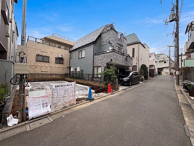 通行や駐車の際に余裕がある前面道路。光が差し込む明るい居住空間、風通しも良好で過ごしやすい環境です。(空の加工を生成AIで行っています)