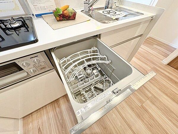 ビルトイン食洗機は作業台が広く使え、見た目もスッキリ。節水や節電も充実して家事の手助けをしてくれます。