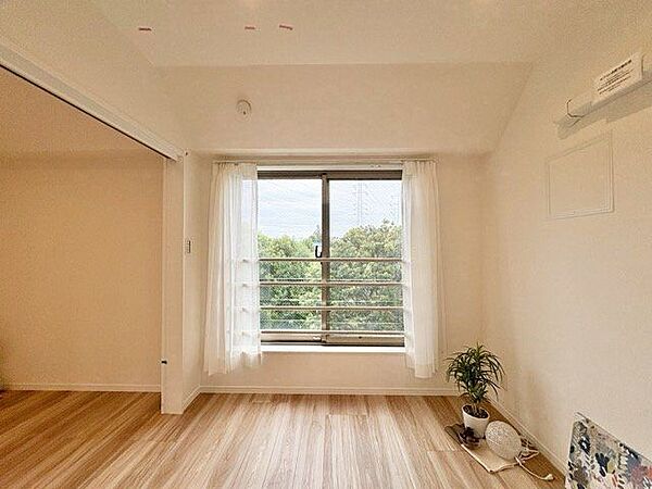 一日の疲れをいやしてくれる主寝室。時を忘れて過ごす場所として過ごせるお部屋。