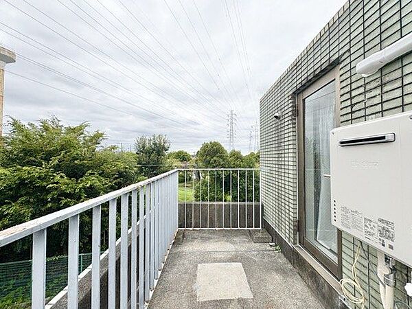 くつろぎの空間を演出するルーフバルコニー。周りに高い建物がないのでプライベート空間を保てます。