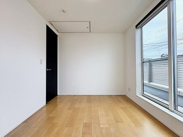 大きな窓からたっぷりと陽光が注がれる明るい空間。一日の疲れを癒してくれる洋室。時を忘れて過ごす空間。