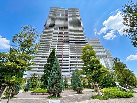 地上48階建のマンションは堂々とした佇まい。(空の加工を生成AIで行っています)