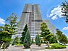 外観：地上48階建のマンションは堂々とした佇まい。（空の加工を生成AIで行っています）