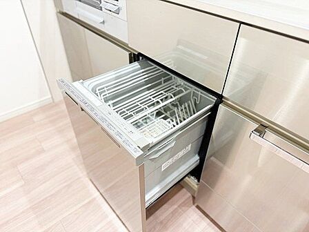食器を洗っている間にお掃除など、様々なシーンで家事の時短に役立つビルトイン食洗機。