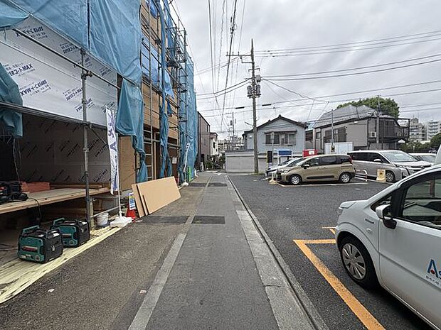 通行や駐車の際に余裕がある前面道路。光が差し込む明るい居住空間、風通しも良好で過ごしやすい環境です。