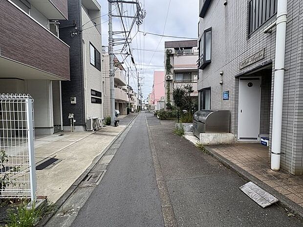 通行や駐車の際に余裕がある前面道路。光が差し込む明るい居住空間、風通しも良好で過ごしやすい環境です。