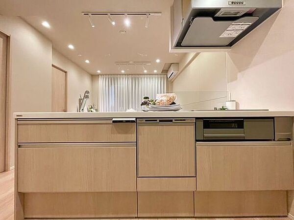 キッチンはリビングダイニングを見渡せる対面式キッチン。家事が捗るように動線を意識した間取りです。
