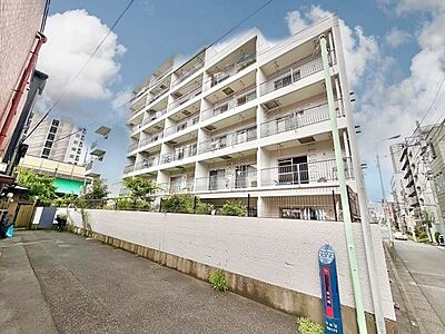 外観:街並みに自然と馴染む色を基調とした外観は、温かみのある色合いが全体を包み、やさしい雰囲気を感じます。(空の加工を生成AIで行っています) 外観:街並みに自然と馴染む色を基調とした外観は、温かみのある色合いが全体を包み、やさしい雰囲気を感じます。(空の加工を生成AIで行っています)