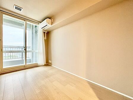 大きな窓からたっぷりと陽光が注がれる明るい空間。一日の疲れを癒してくれる洋室。時を忘れて過ごす空間。