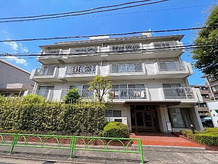 時の流れと共に魅力が深まった外観は、やすらぎ感と上質感を演出します。(空の加工を生成AIで行っています)