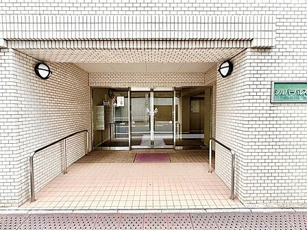 落ち着きのある温かな風情のエントランス。