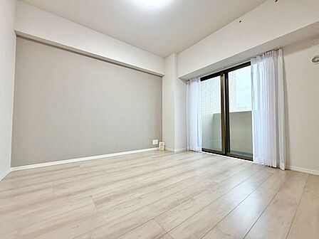 気持ちのよい風が舞い込み、やわらかな光がリラックスタイムへと誘います。