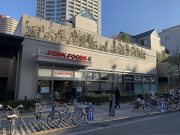 ヨークフーズ新宿富久店 280m