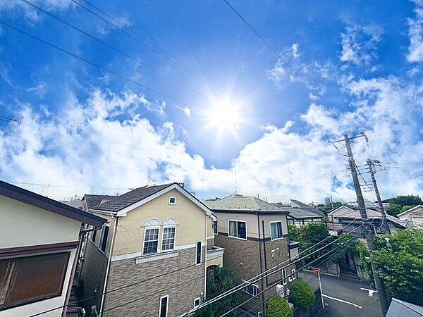 さまざまな表情の景色を眺めながら、くつろぎのひとときをお過ごしいただけます。(空の加工を生成AIで行っています)