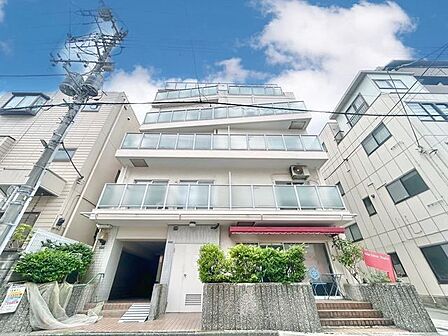 おしゃれな雰囲気や自然の潤い、親しみやすさといった個性を、街に新たな価値をもたらし続けてくれます。(空の加工を生成AIで行っています)
