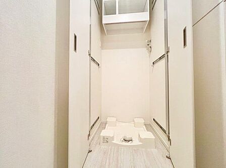 生活感が出ないよう、洗濯機を扉の中へ収納しました。収納もあって、効率よく家事をこなせます。