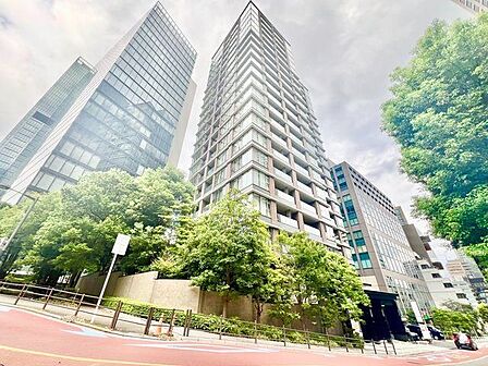 堂々たる趣ながら、主張し過ぎずどこか余裕を感じさせるシャープなフォルムで佇む邸宅。
