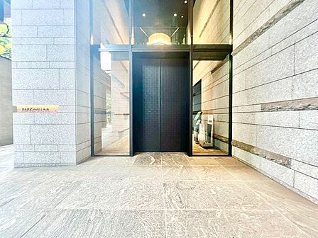 住まう方や訪れる方を優雅に誘う、上質なデザイン空間です。