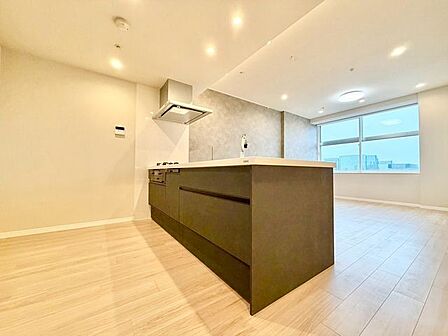リビングダイニングを見渡せる対面キッチン。コミュニケーションがとりやすいオープンな空間です。