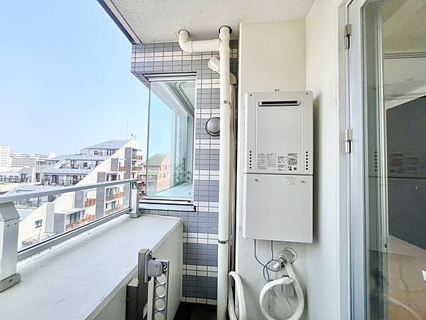 リビングに面した明るいバルコニー空間。