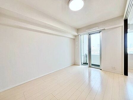 街を見渡す明るい窓辺。美しくデザインされた住空間。