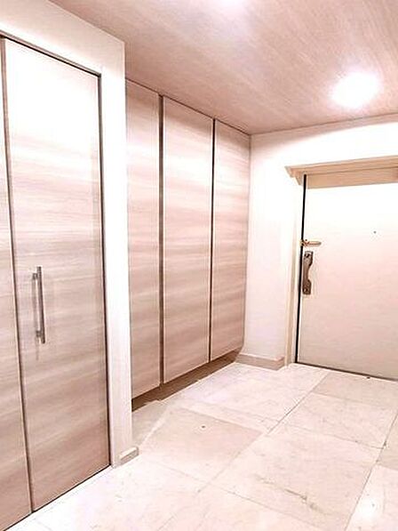 ただいまと叫びたくなるような玄関は毎日の行き帰りで使う空間。明るく迎えてくれるお部屋は嬉しいですね。