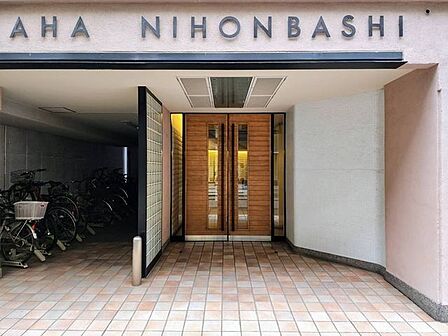 落ち着きのある温かな風情のエントランスは、訪れる方々を優しく包み込み、心地よい空間を演出しています。