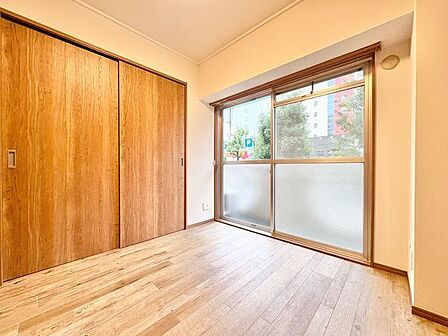 大きな窓からたっぷりと陽光が注がれる明るい空間。時を忘れて過ごせるお部屋。