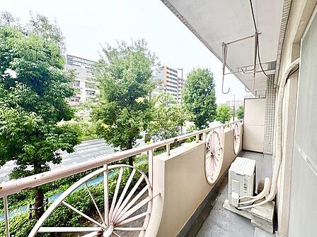 暮らしの中で光と風を演出してくれるバルコニー。開放感を演出しながら、爽やかな風が通ってきます。