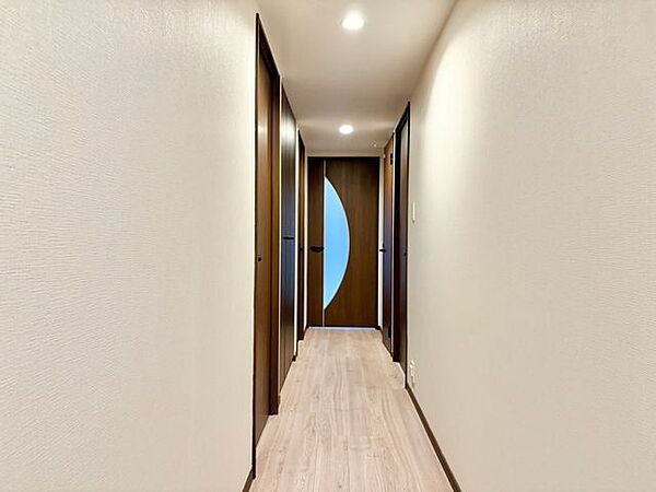 明るく開放的な空間を木目が美しい建具が見事に演出します。