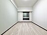 子供部屋：居心地のいい暮らしには欠かせない眩い採光。ゆったりとした幅の窓からこの空間に降り注ぐ採光が絶えません。