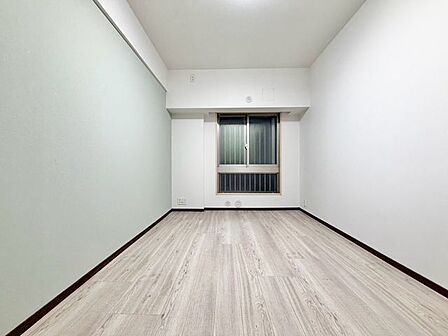 居心地のいい暮らしには欠かせない眩い採光。ゆったりとした幅の窓からこの空間に降り注ぐ採光が絶えません。