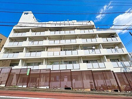 明るさとぬくもりを感じる、落ち着いた佇まい。ずっと色あせない、愛情の持てる外観。(空の加工を生成AIで行っています)