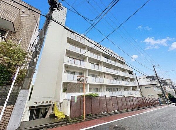時の流れと共に魅力が深まった外観は、やすらぎ感と上質感を演出します。（空の加工を生成AIで行っています）