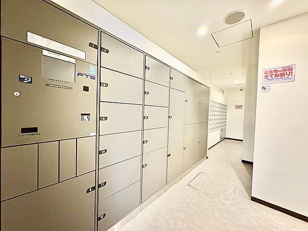 宅配ＢＯＸ。お仕事やお出かけで荷物が受け取れない時も大変便利です。