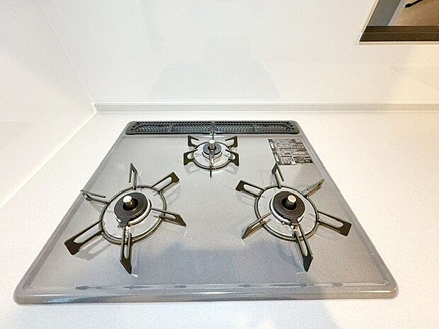 忙しいときでも一度にたくさんの料理が作れる3口コンロ。使い勝手の良さを考えました。