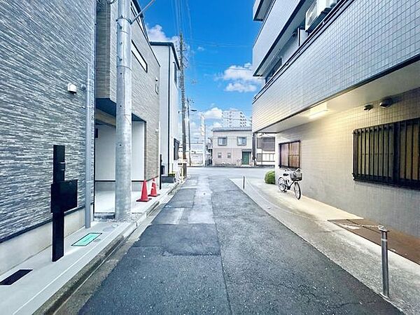 お住まい探しの中で是非チェックして頂きたいのが、前面道路の交通量と安全性、周辺の幹線道路の状況等です。（空の加工を生成AIで行っています）
