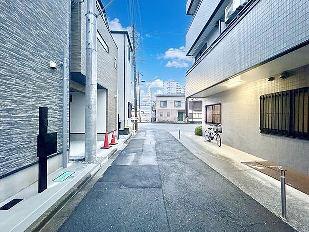 お住まい探しの中で是非チェックして頂きたいのが、前面道路の交通量と安全性、周辺の幹線道路の状況等です。(空の加工を生成AIで行っています)