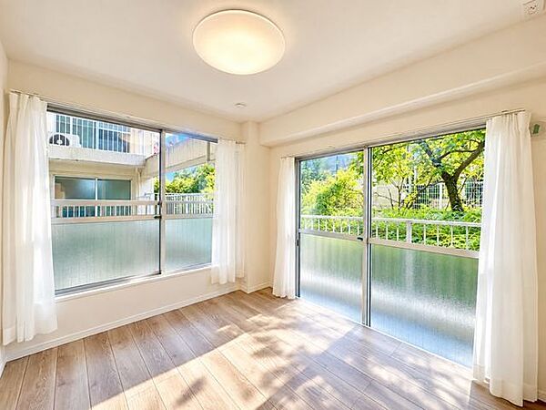 木のぬくもりを感じられる、のびのびとした明るい洋室です。いつまでも快適に暮らせる空間が広がります。（空の加工を生成AIで行っています）
