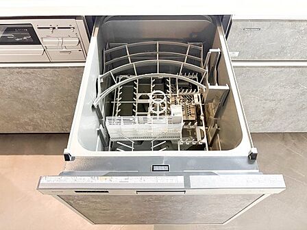 ビルトイン食洗機は作業台が広く使え、見た目もスッキリ。節水や節電も充実して家事の手助けをしてくれます。